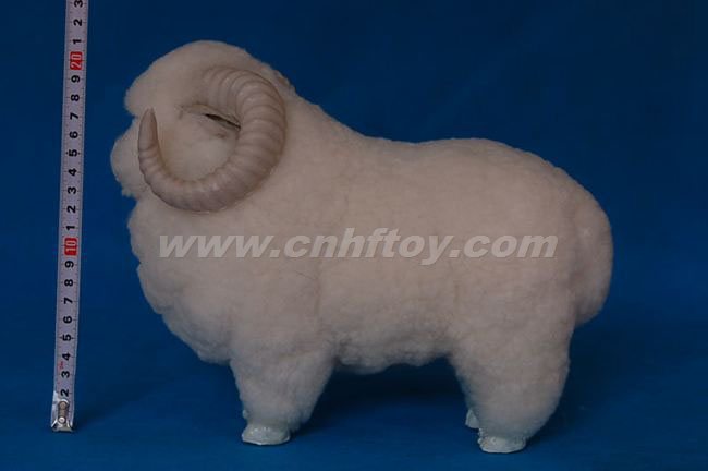 皮毛玩具羊：N125菏�珊惴狡っ�工�品有限公司